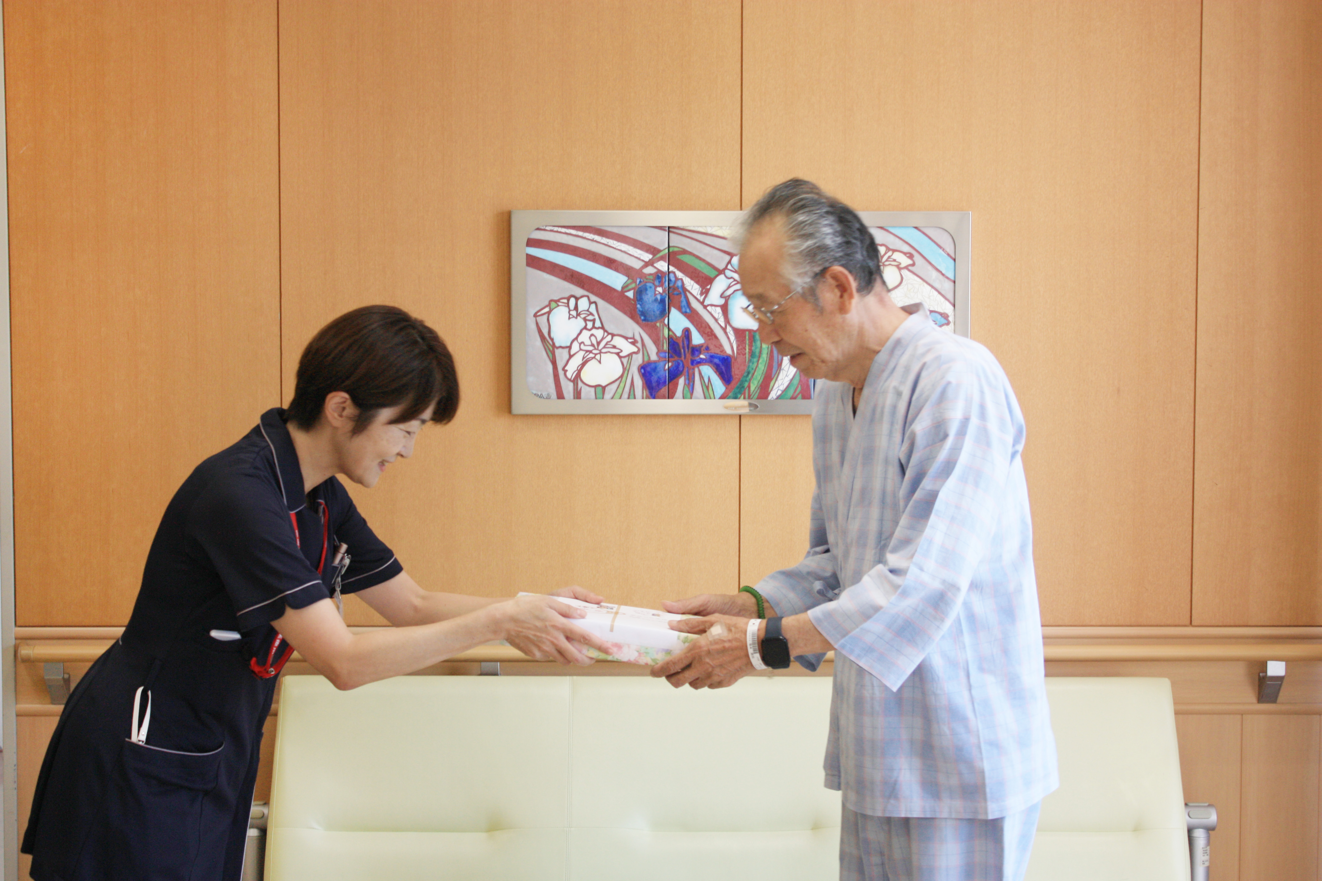患者様へプレゼントを渡す看護部長