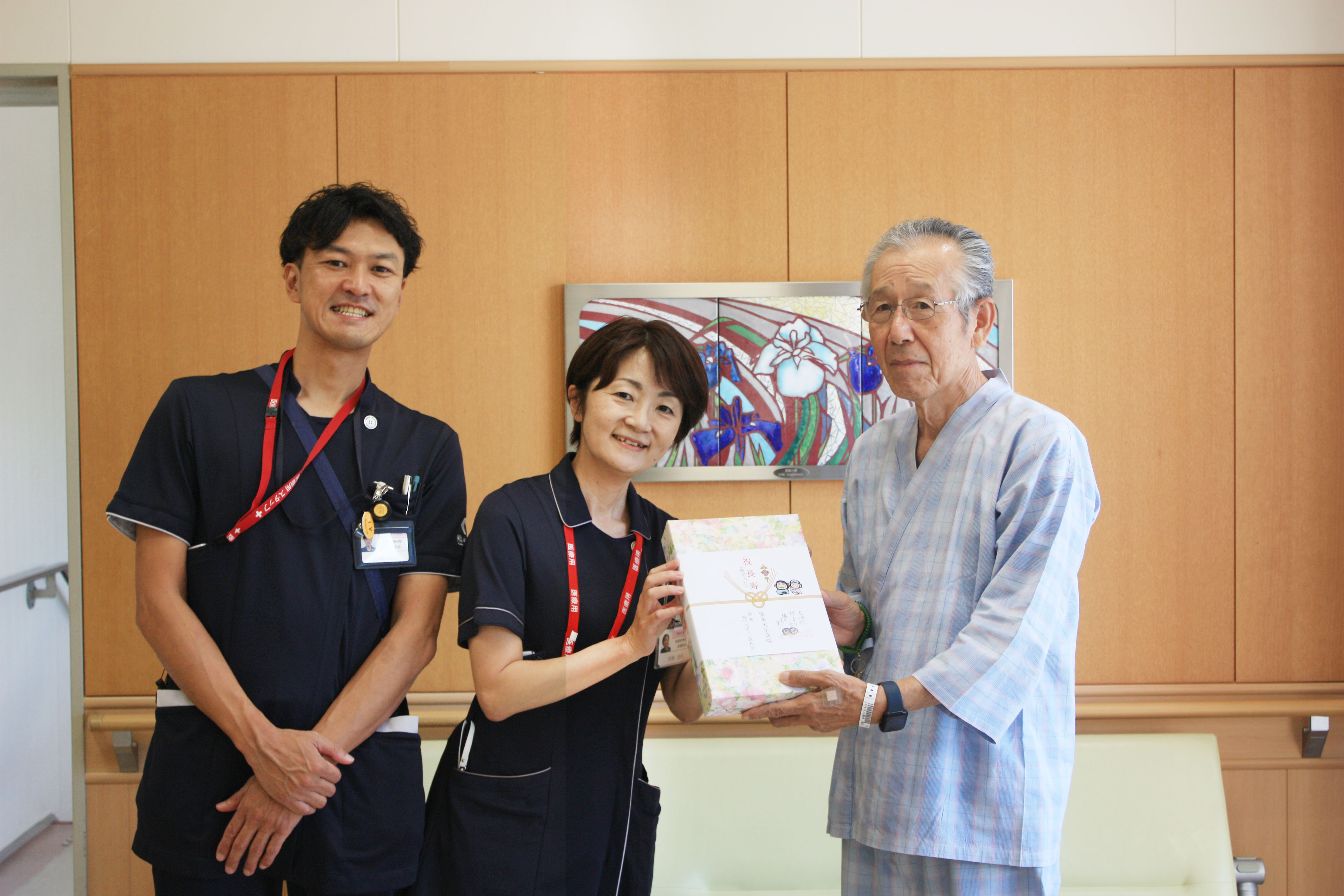 看護部長、患者様、看護師長で記念写真